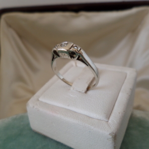 Szép kis régi fehér arany gyűrű brillel és gyémántokkal
